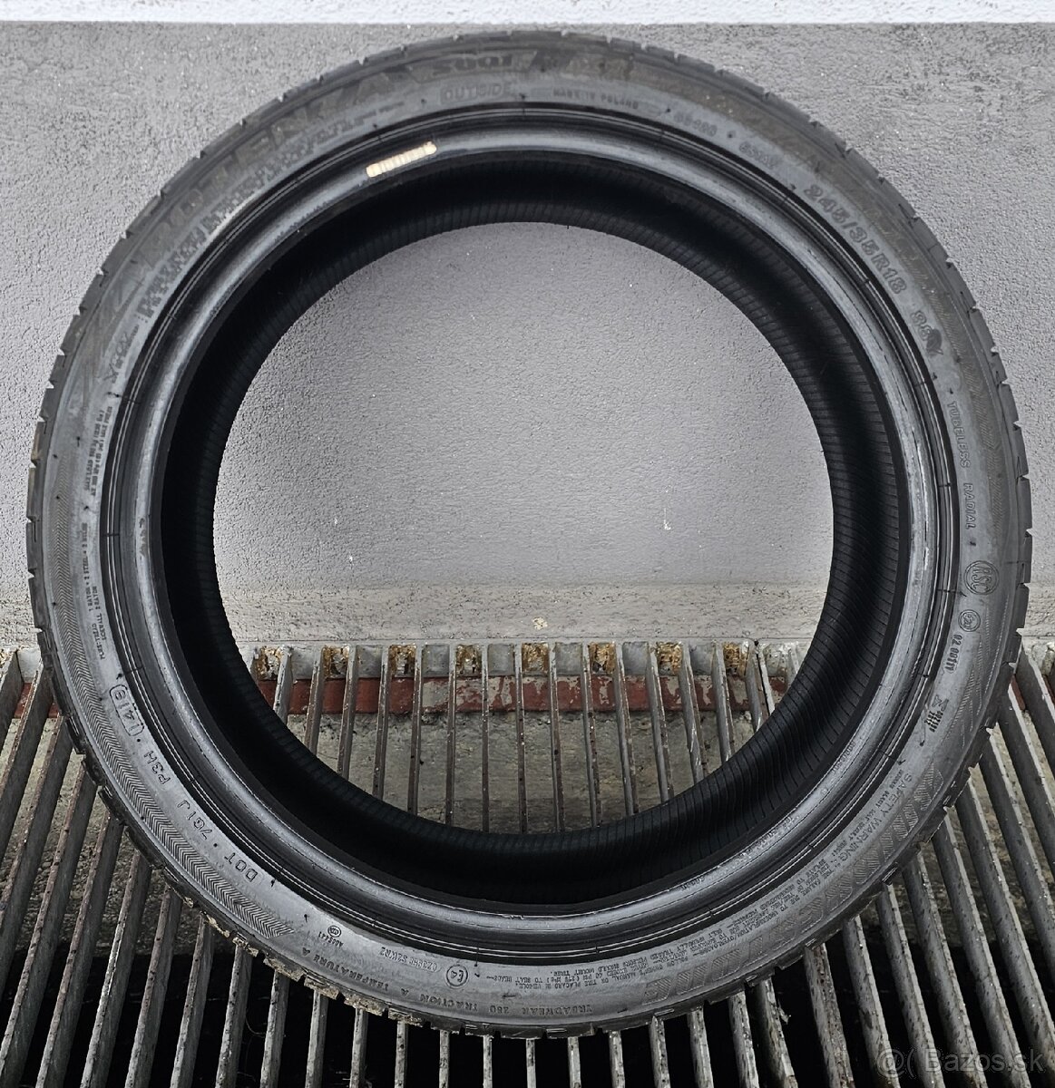 245/35 R18