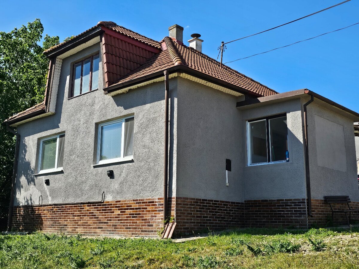 Slnečný dom s veľkým pozemkom a krásnym výhľadom pod horami