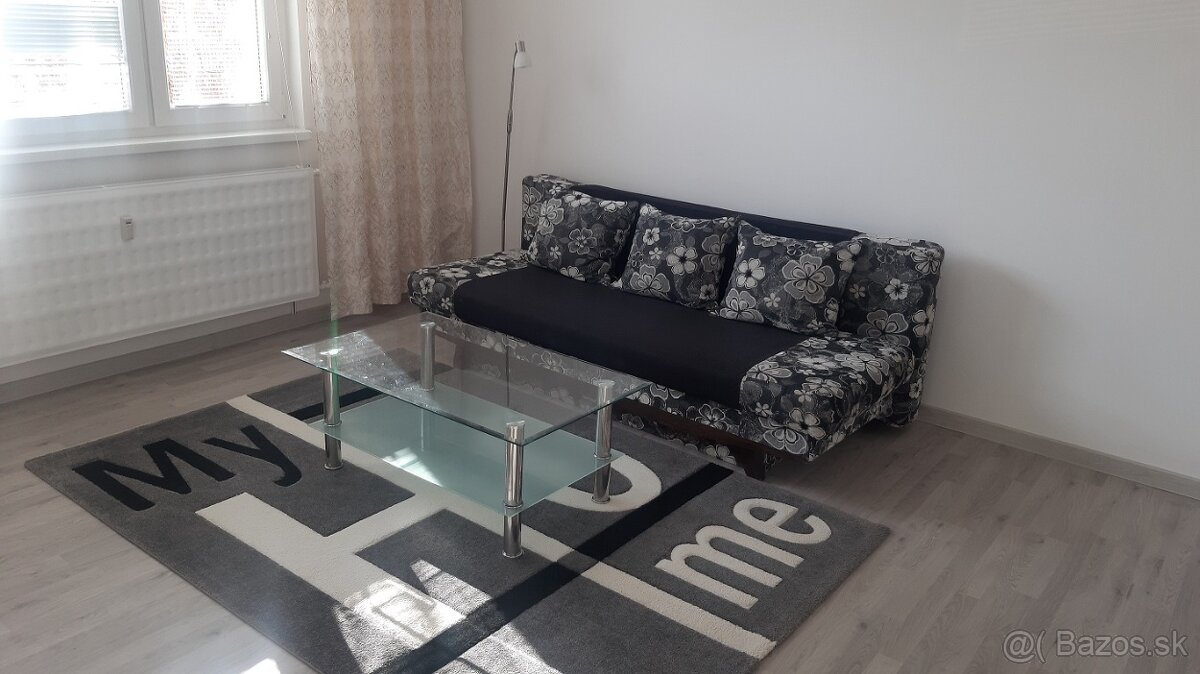 SENEC - CENTRUM: NA PREDAJ zariadený 1-izbový byt s loggiou.