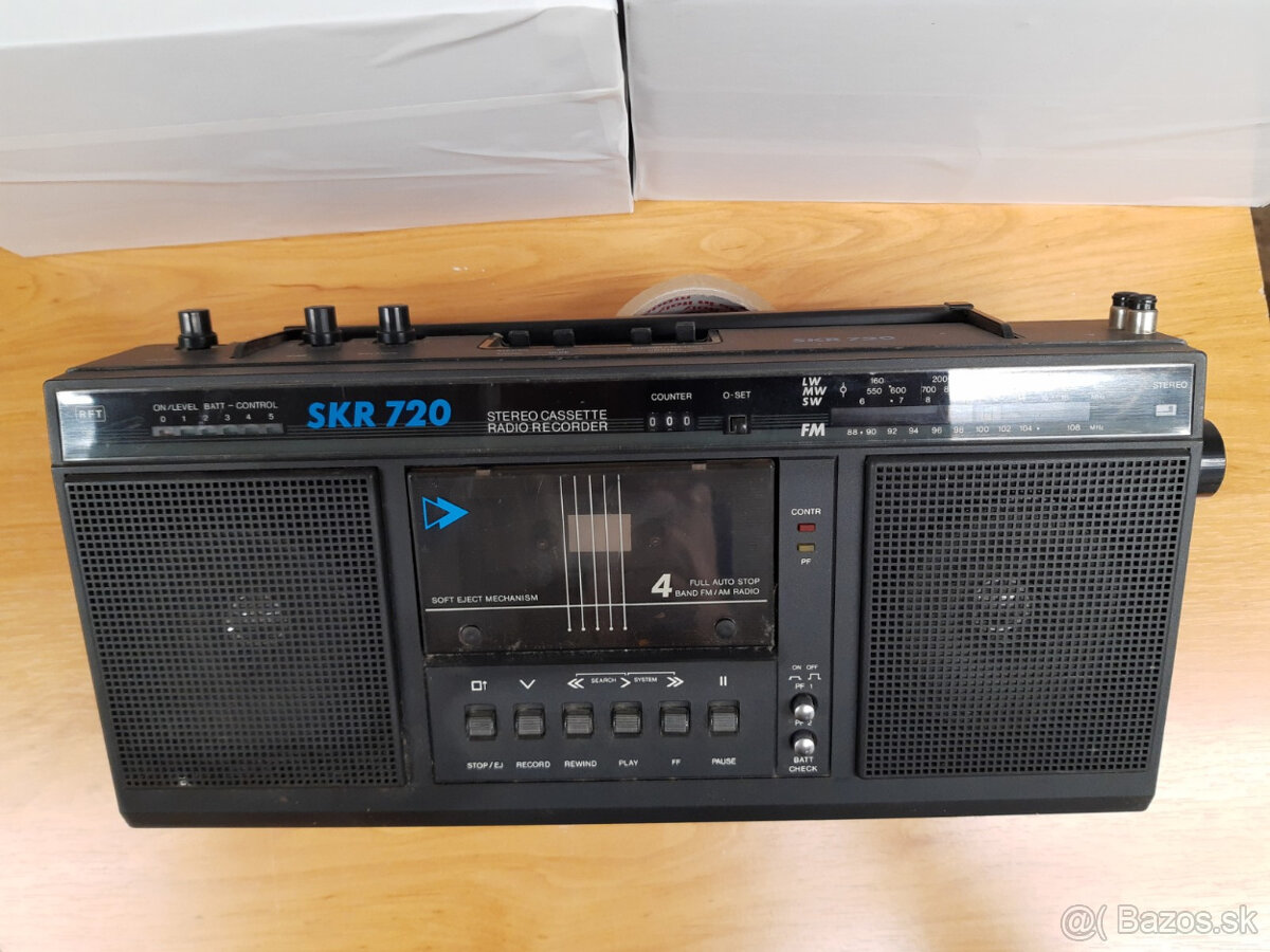 Kazetový magnetofon s radiom