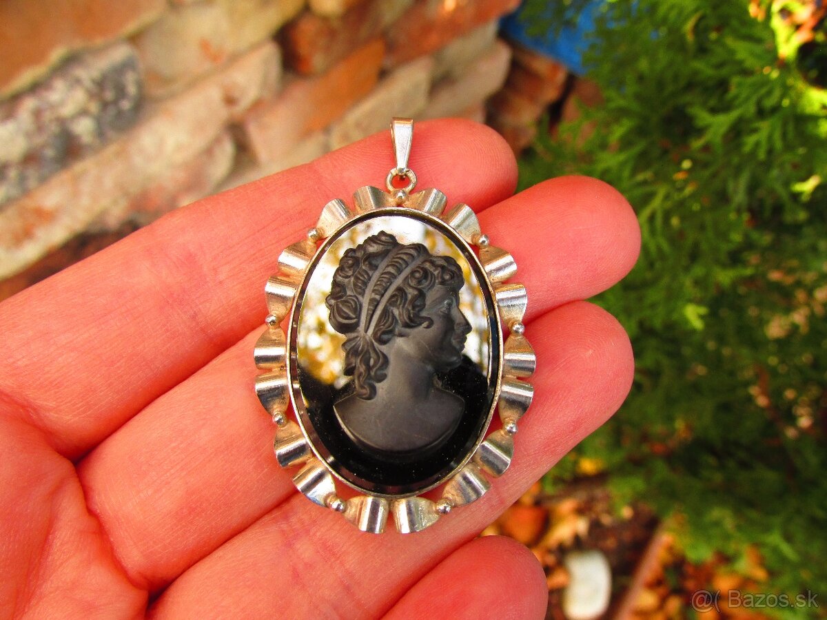 Starý strieborný prívesok osádzaný kameou, Ag 900