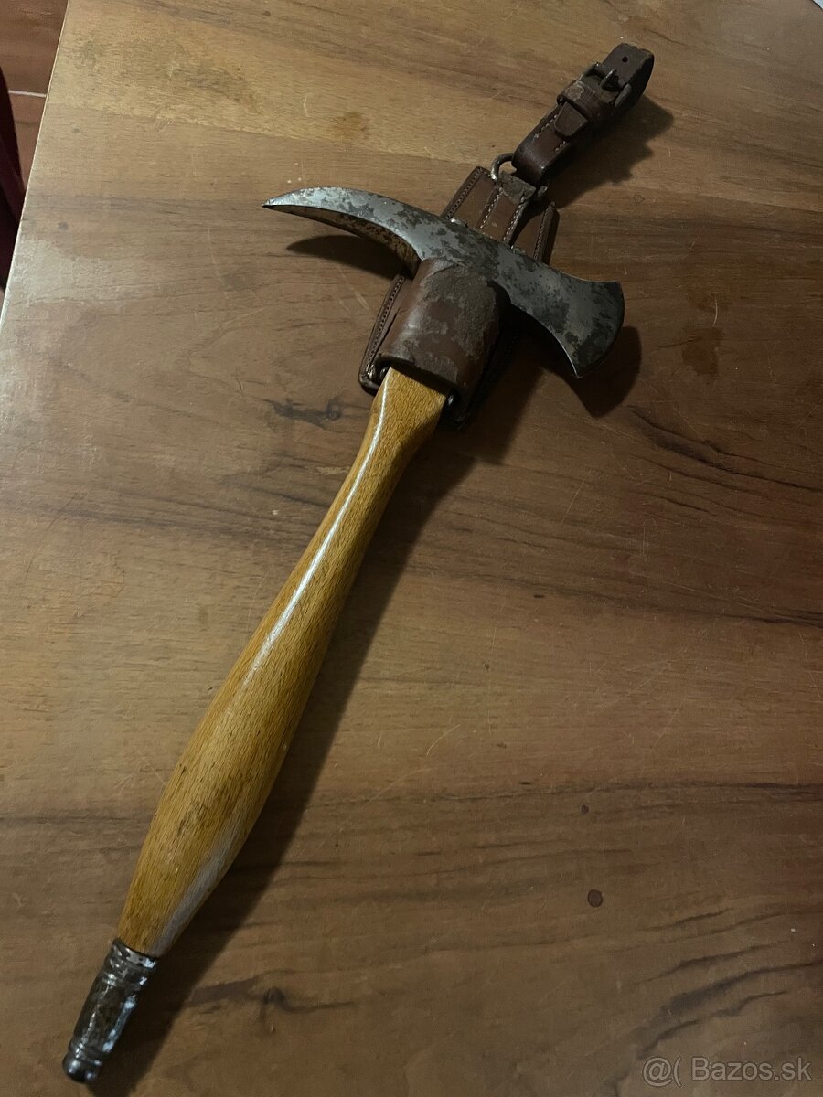 starožitna hasičská sekera
