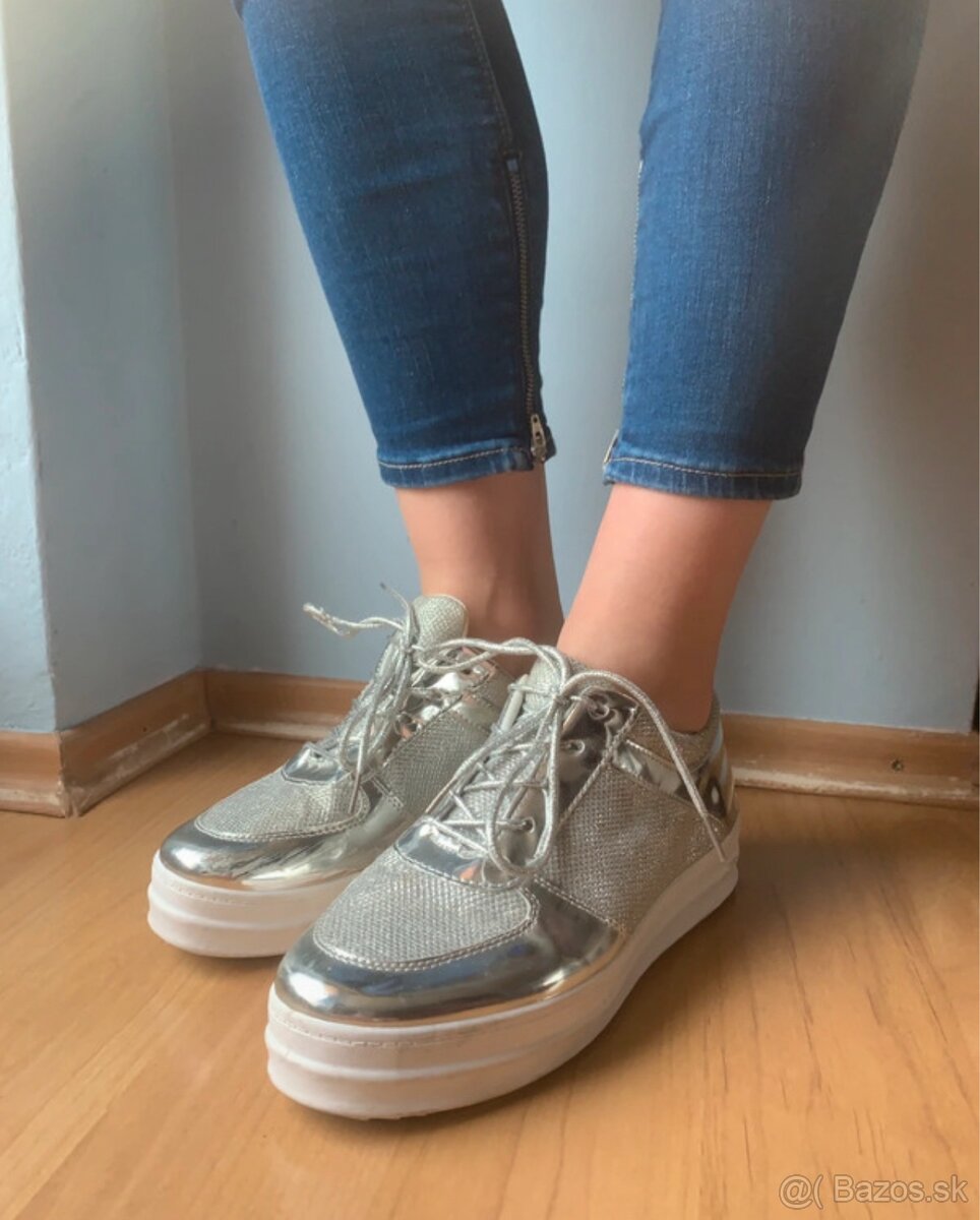 Strieborné lesklé tenisky