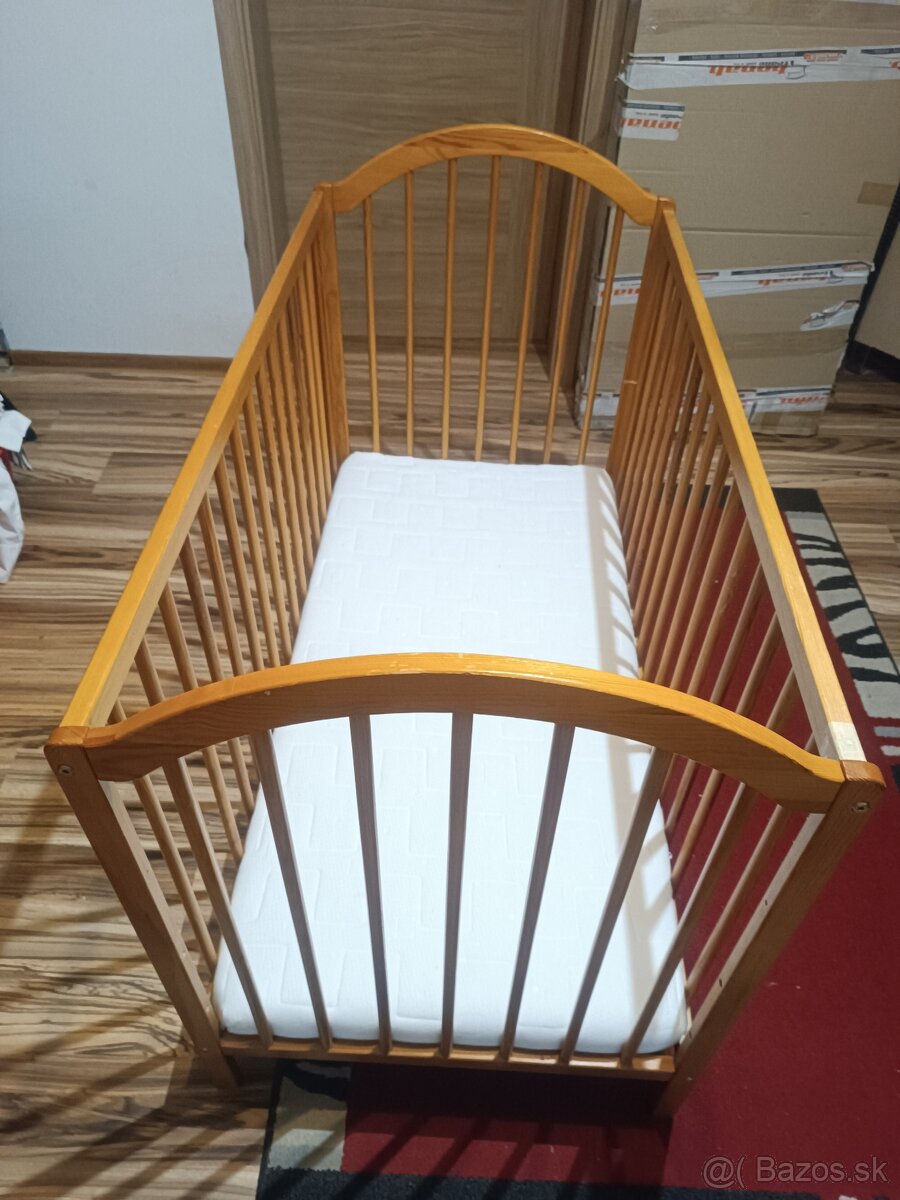 Drevená detská postielka