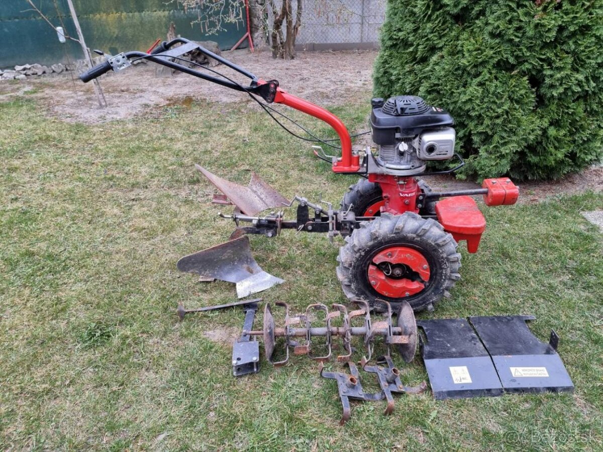 Predám malotraktor Vari s motorom Honda.