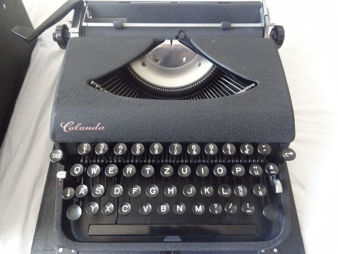 Predám nádherný starý-retro  písací stroj,švajčiarsky výr.