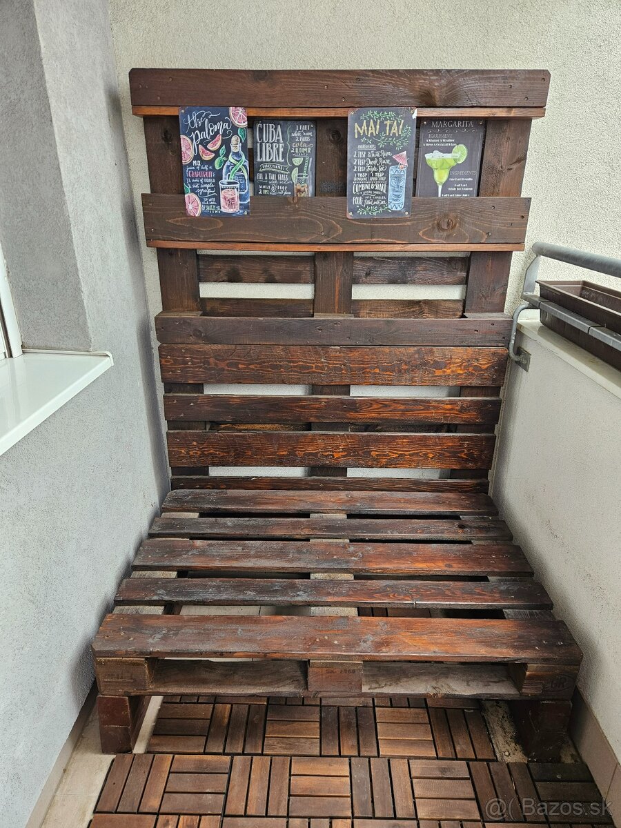 Paletové sedenie s vankúšmi
