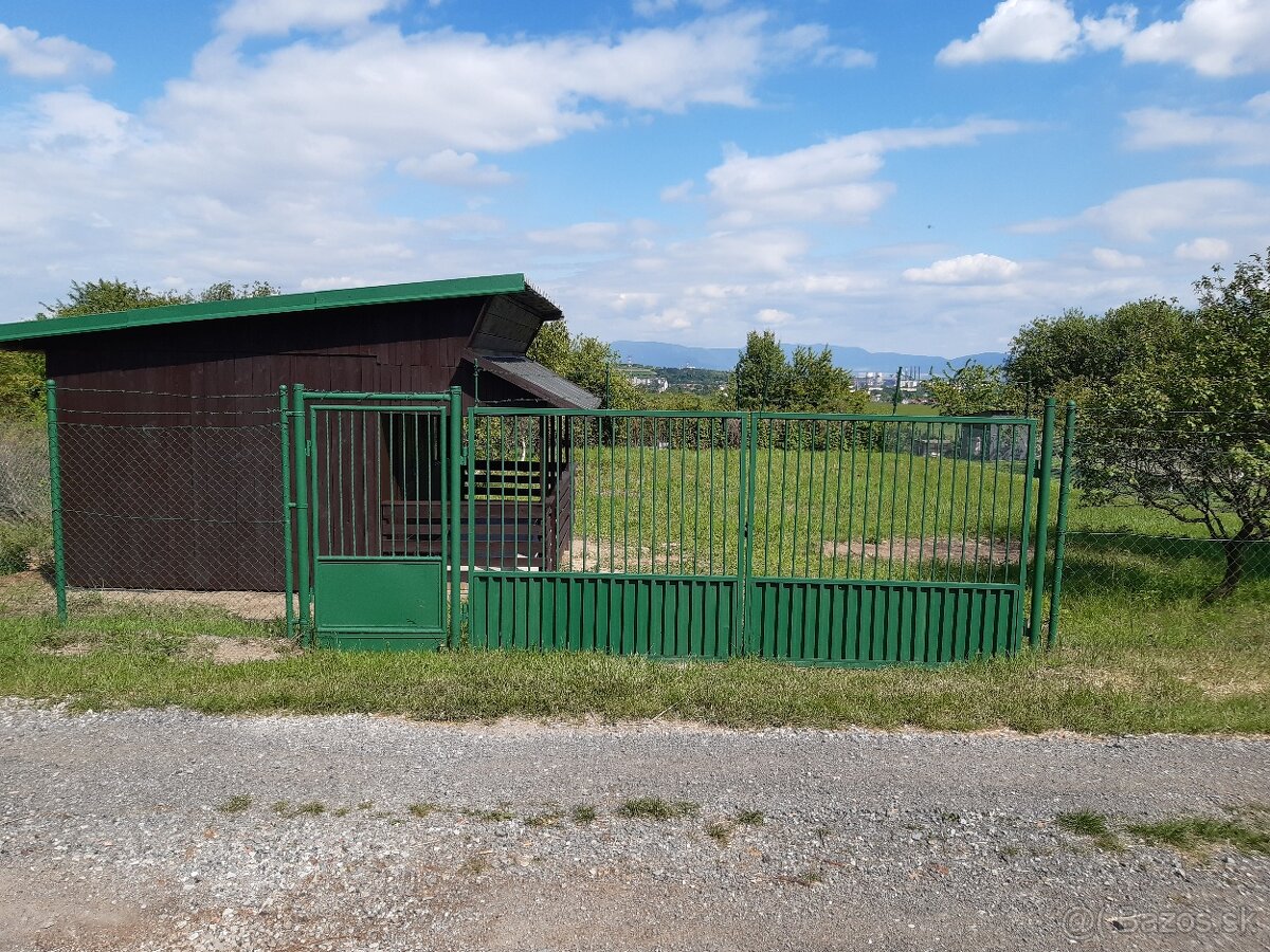 Zahrada s chatou Šaca
