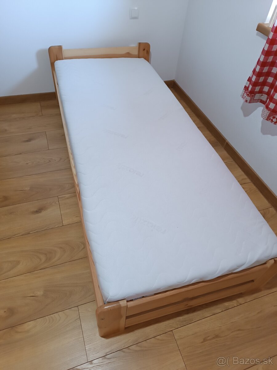 Predám posteľ s matracom