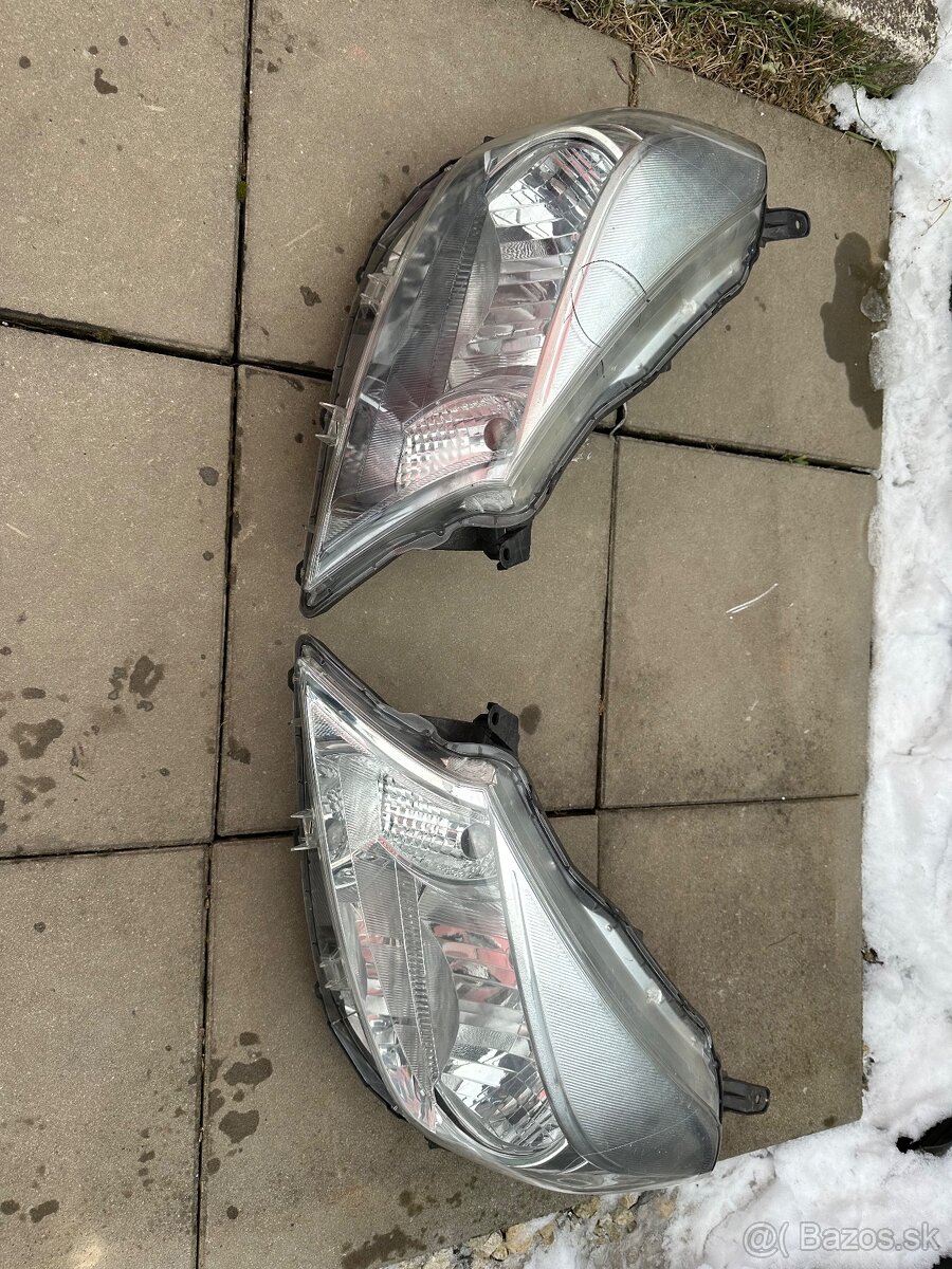 Predám reflektor svetlo Yaris 2012-2015