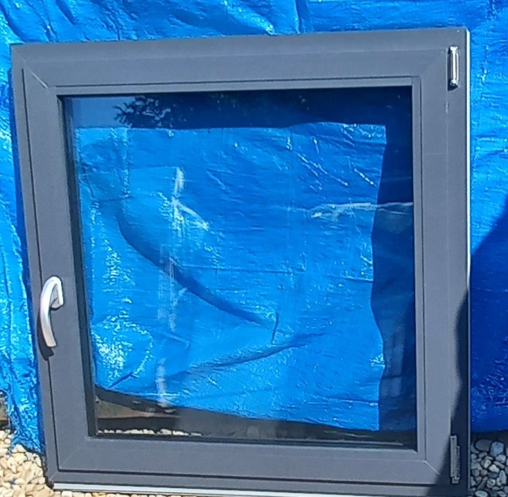 Predám okno 100x100 antracit/antracit trojsklo