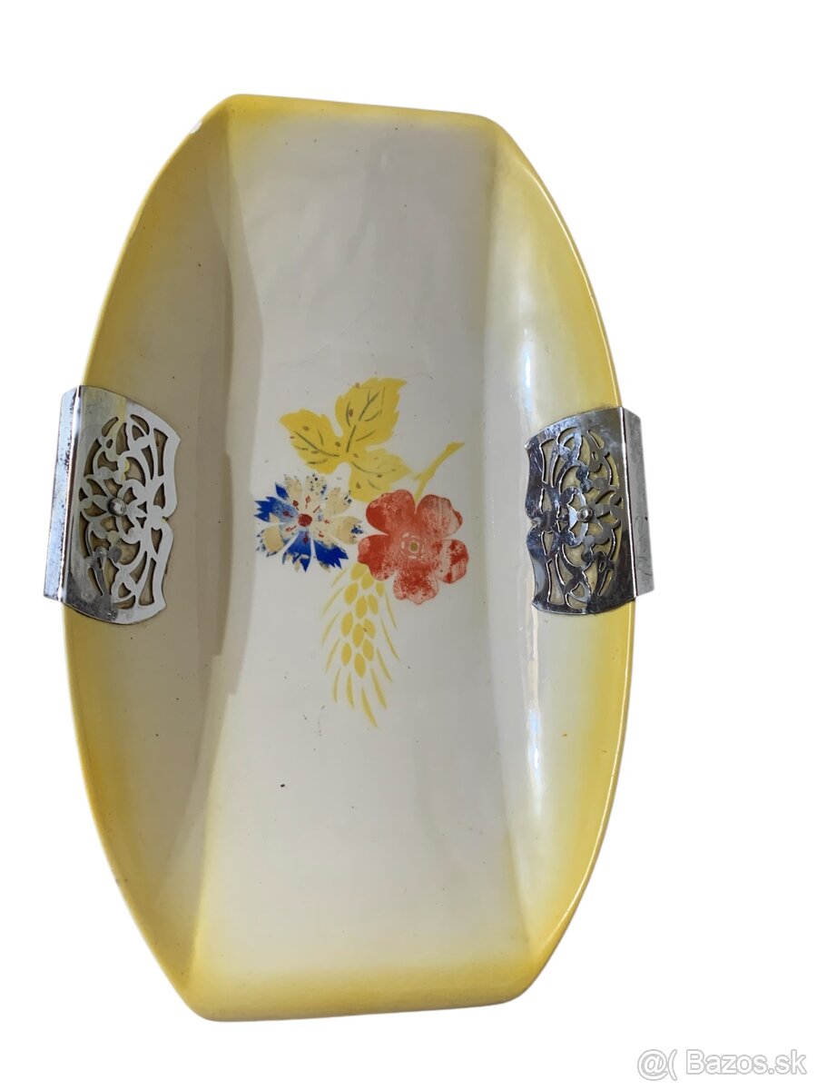 porcelánová tácka s kovovými úchytmi –