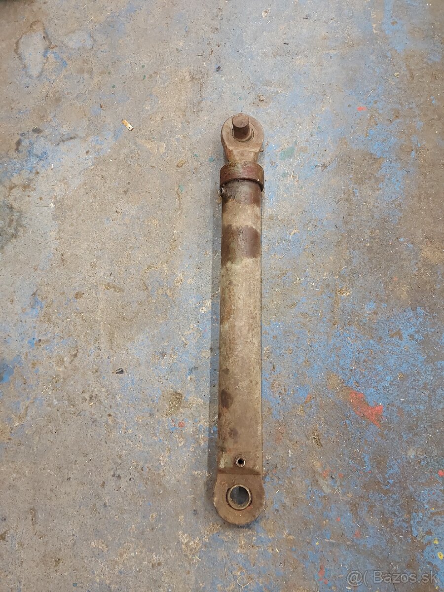 Piest hydraulika tretý bod