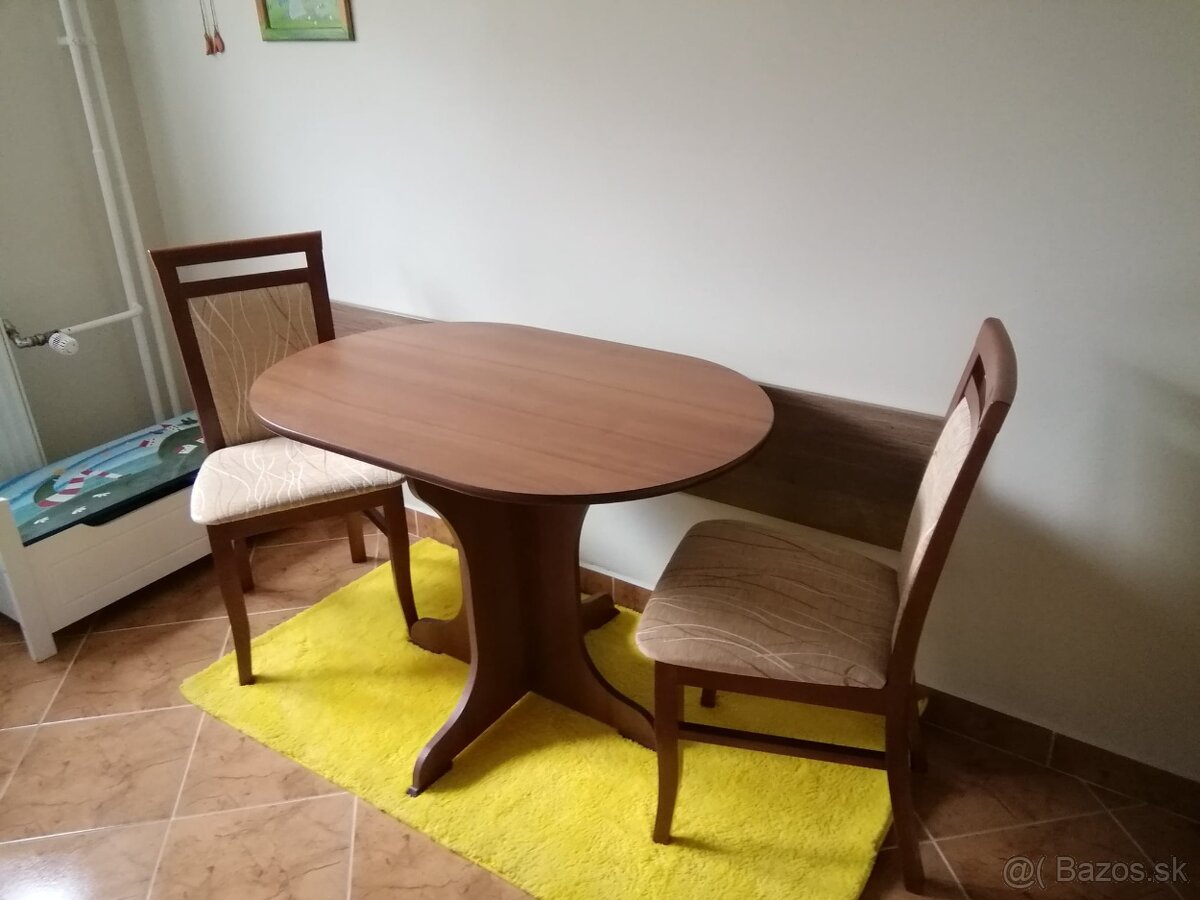 Jedálenský stôl a stoličky