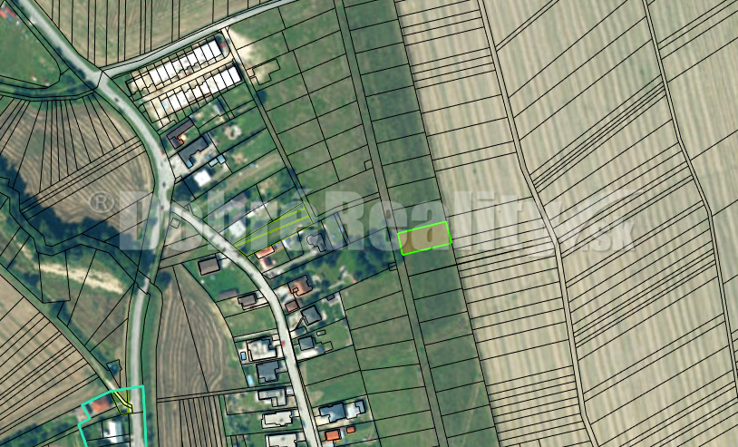 Rovinatý stavebný pozemok s výmerou 848 m2 v obci Mníchova L