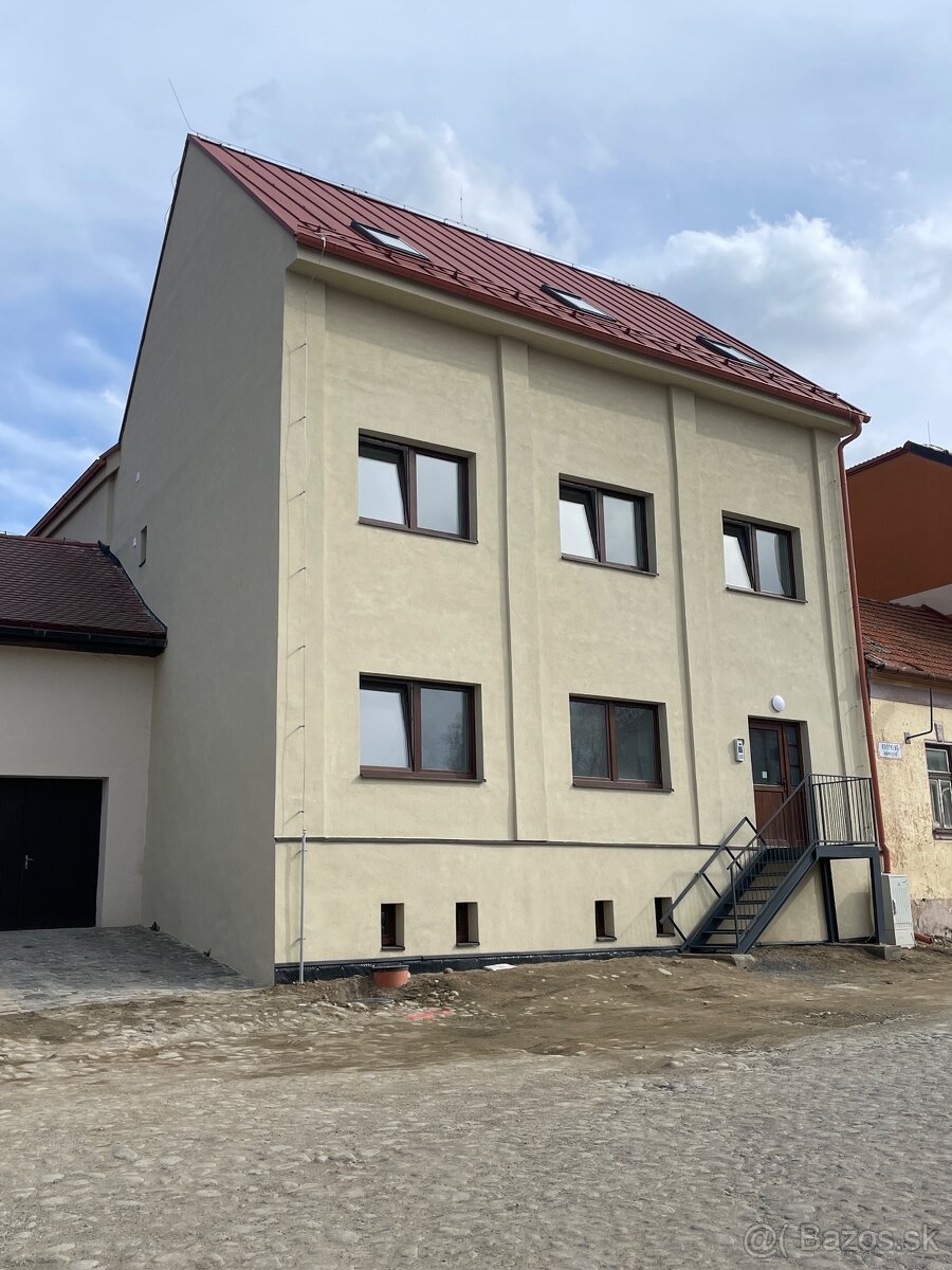 2 izbový podkrovný byt na Kostolnom námestí