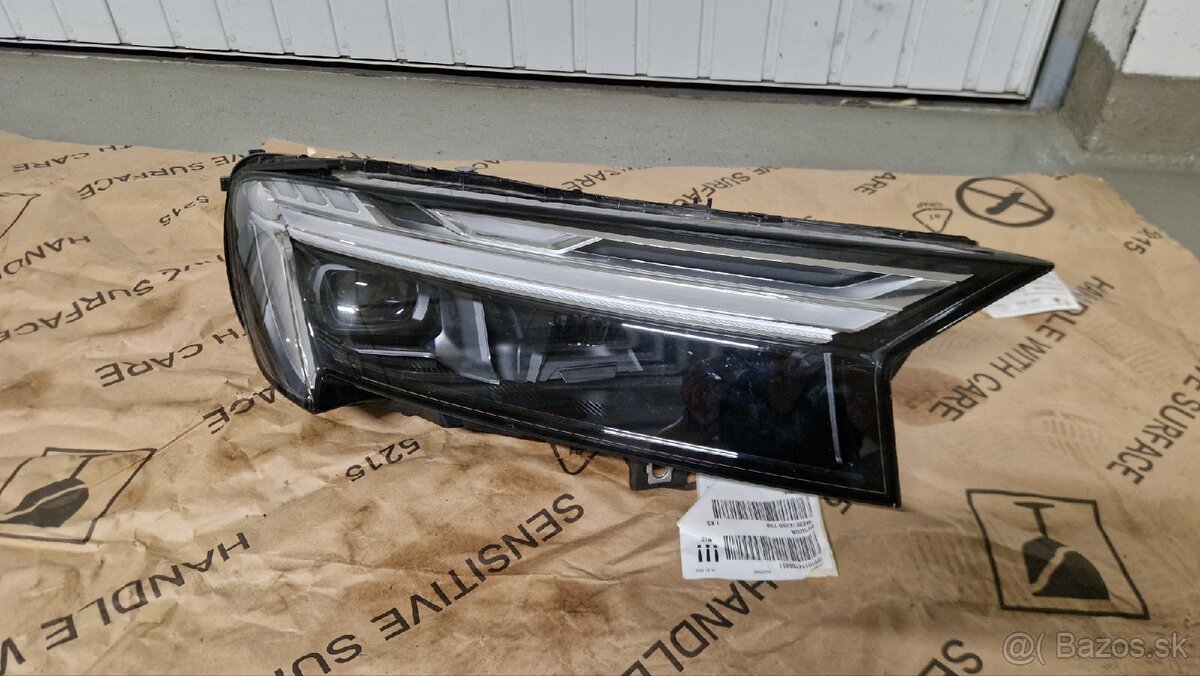 Práve predné svetlo na audi Q7 4m lift
