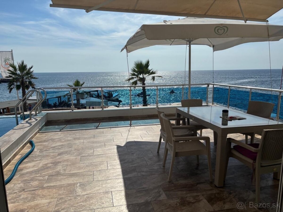 Apartmánový dom s bazénom priamo pri mori – Čierna Hora