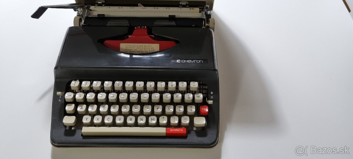 Kufríkový písací stroj zn. Chevron