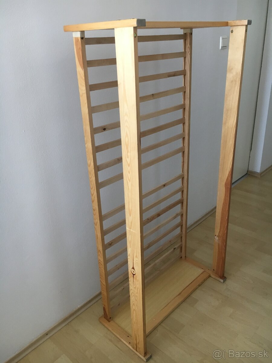 Detská drevená posteľ s roštom – pevná, masívna
