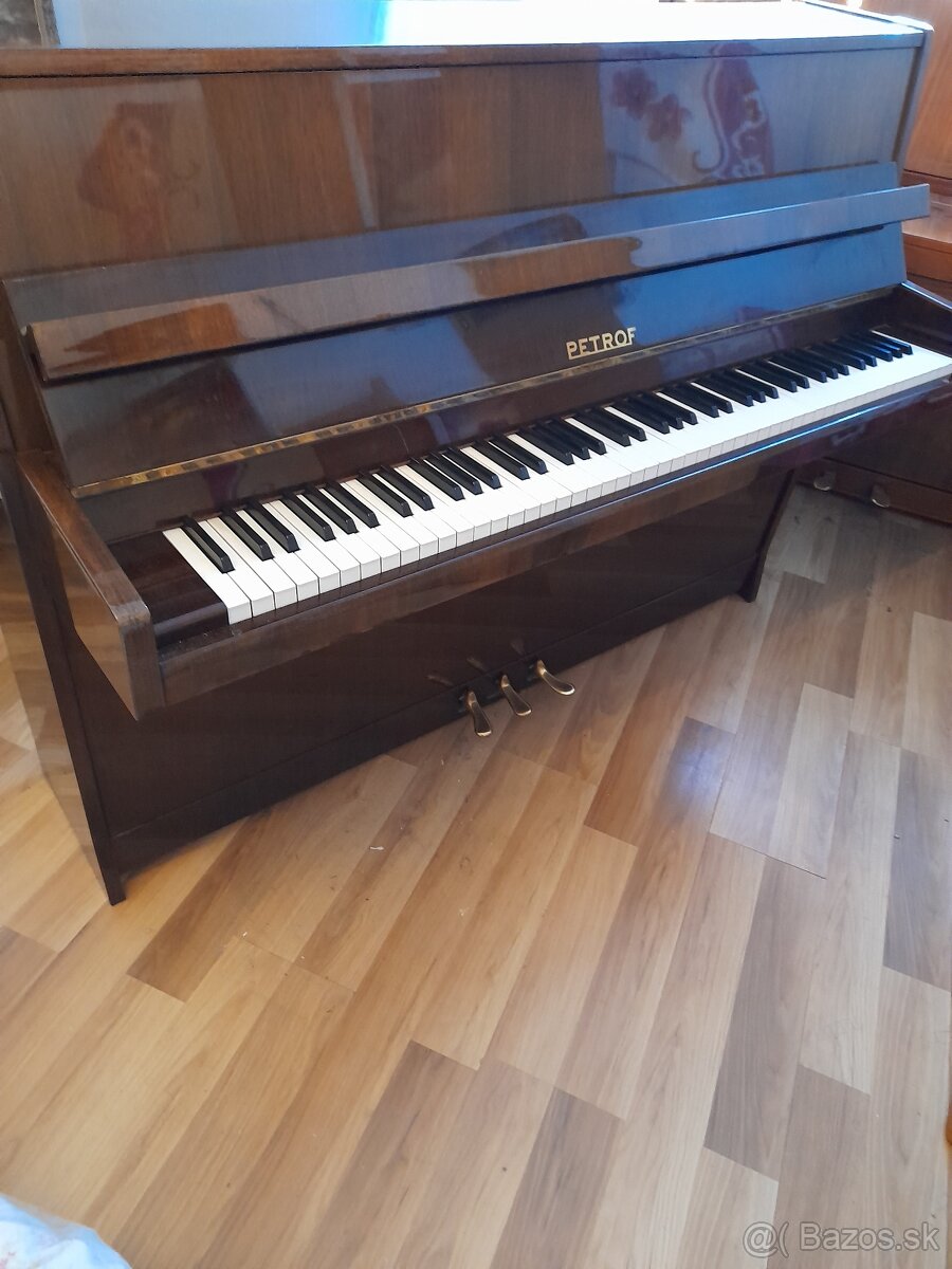 Ponúkam pianíno Petrof