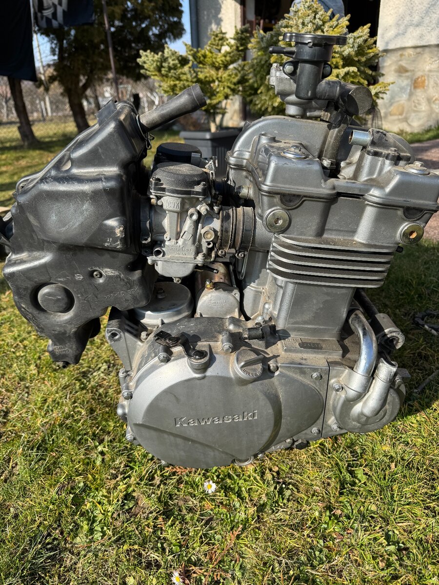 Motor z motorky Kawasaki ER-5