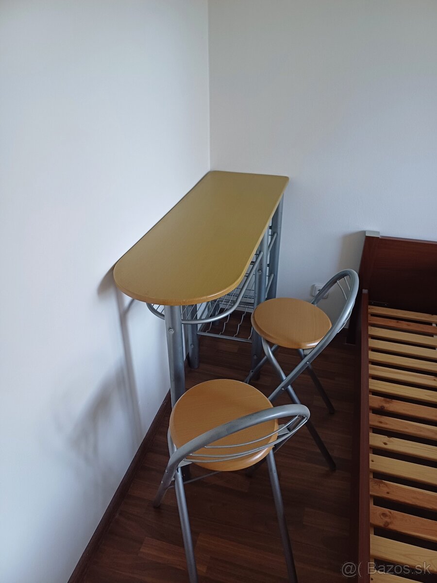 Stolík a stoličky do kuchyne. Barové sedenie.