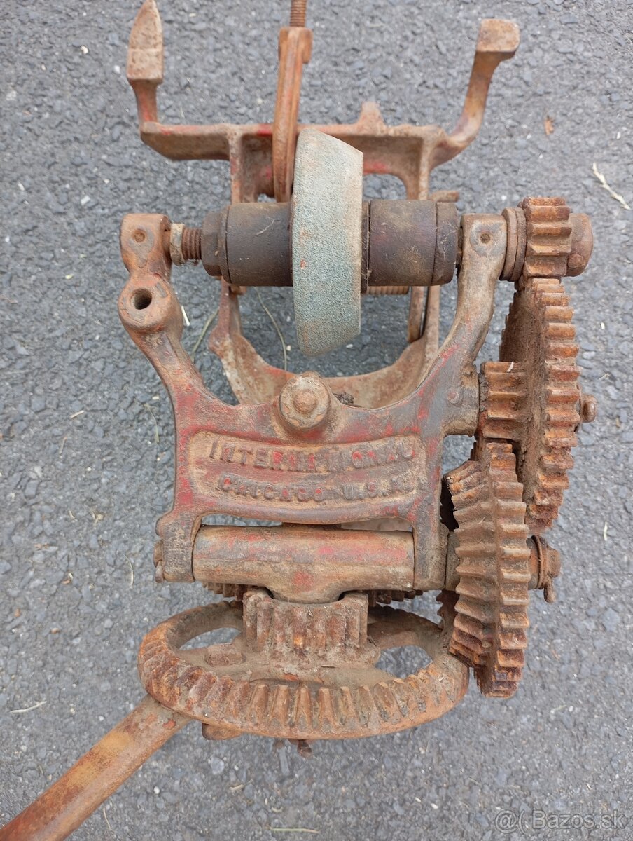 Predám starú mechanickú brusku