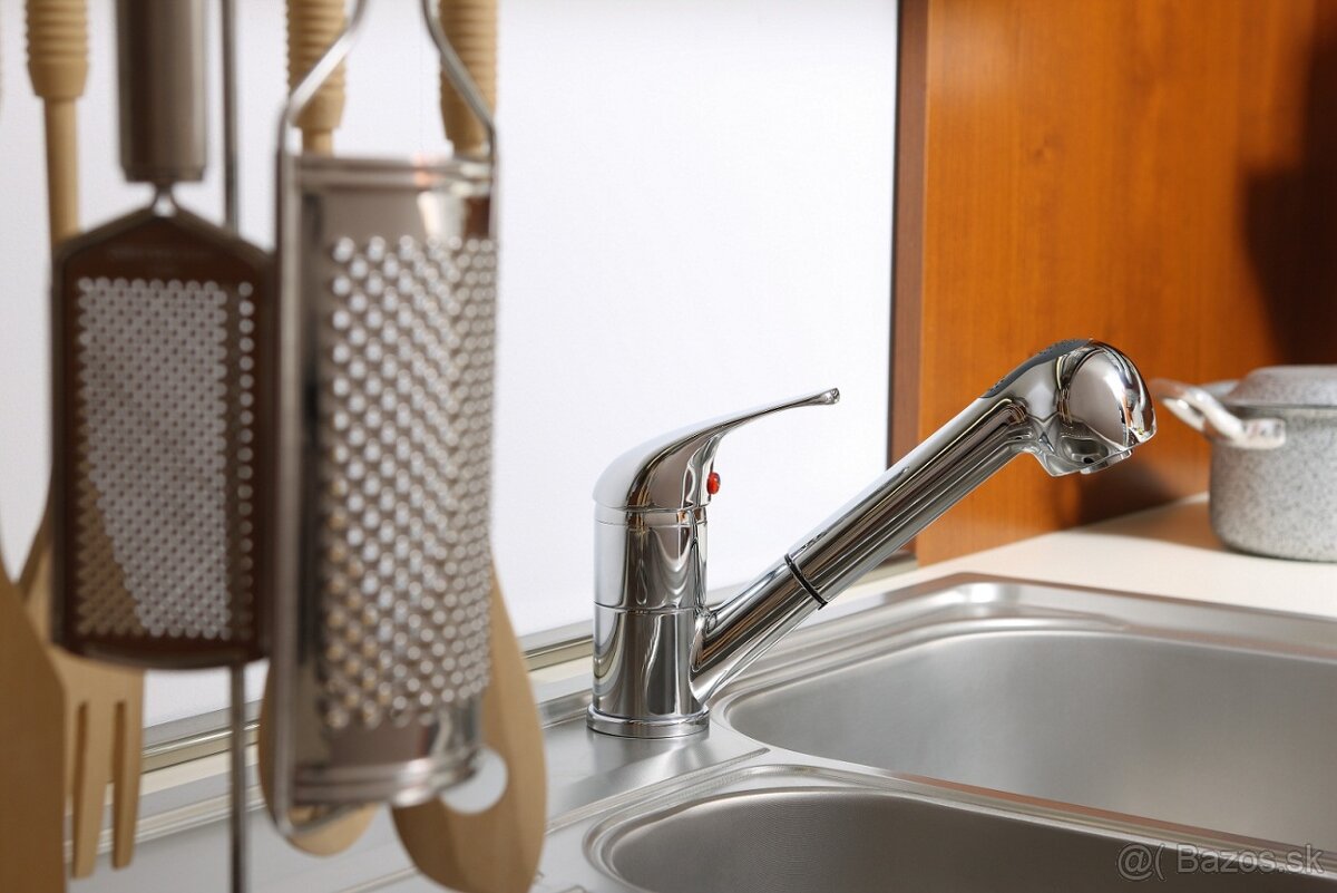 Drezová kuchynská batéria s výsuvnou spŕškou