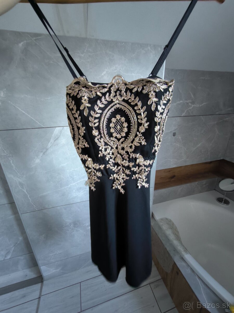 Krásne šaty s ornamentmi