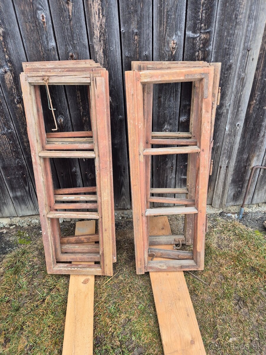 Staré drevené krídla okien