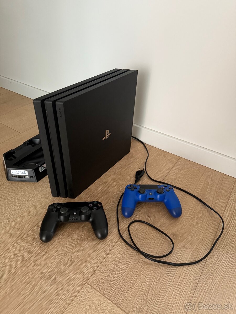 Playstation 4 PRO 1TB + 2 Ovládače + stojan