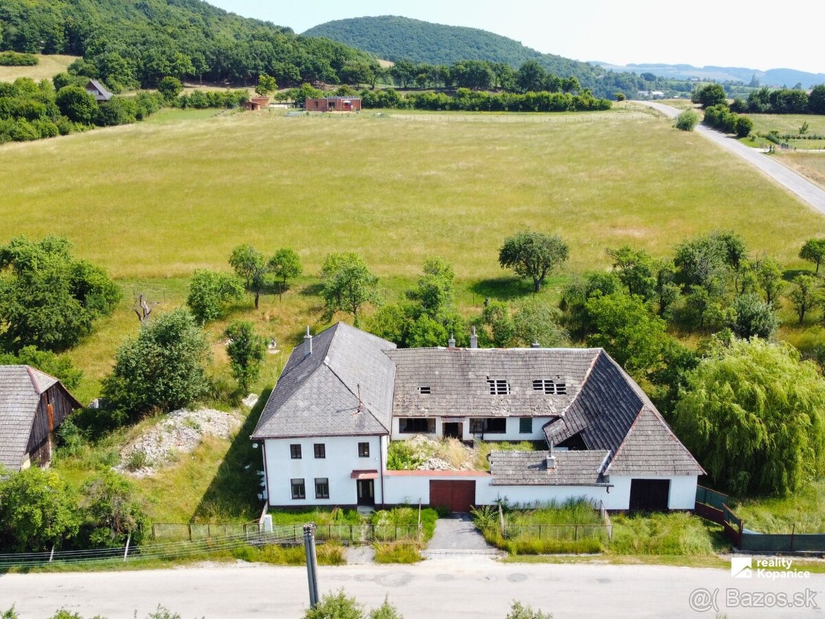 Veľkorysý vidiecky dom z nepálenej tehly čaká na druhú šancu