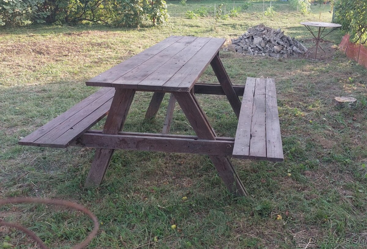 Drevený stol s lavičkami