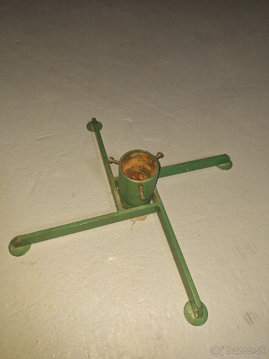 Predám stojan na vianocny stromcek.
