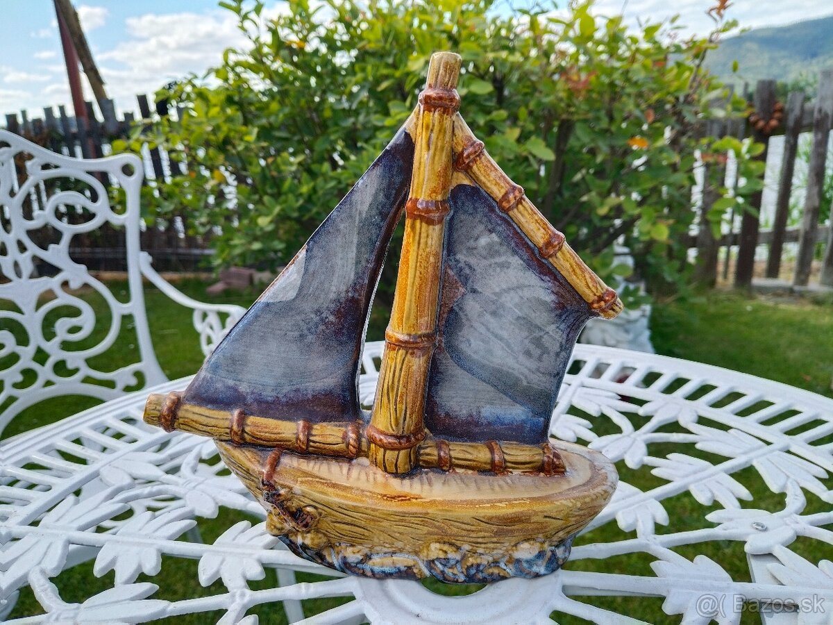 Keramická soška plachetnice