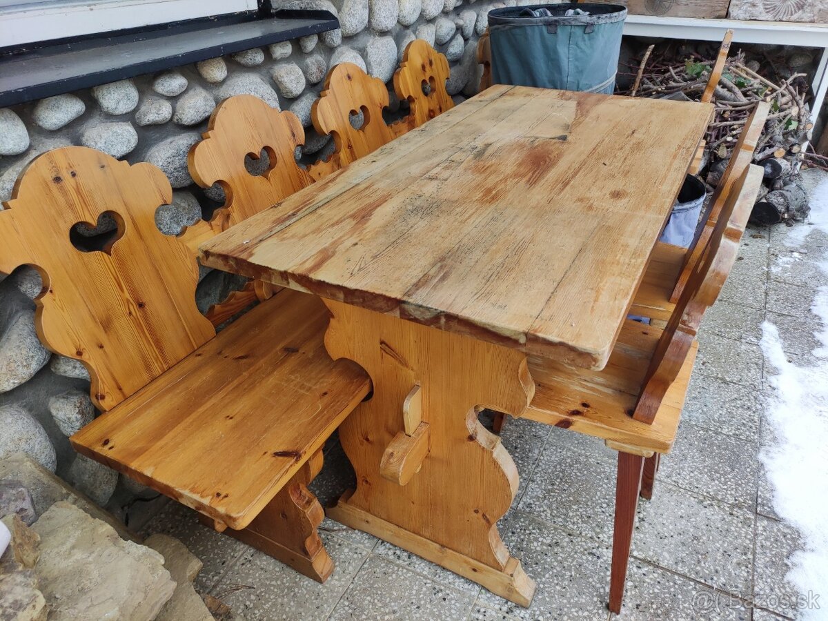 Drevený stôl s lavicou a stoličkami
