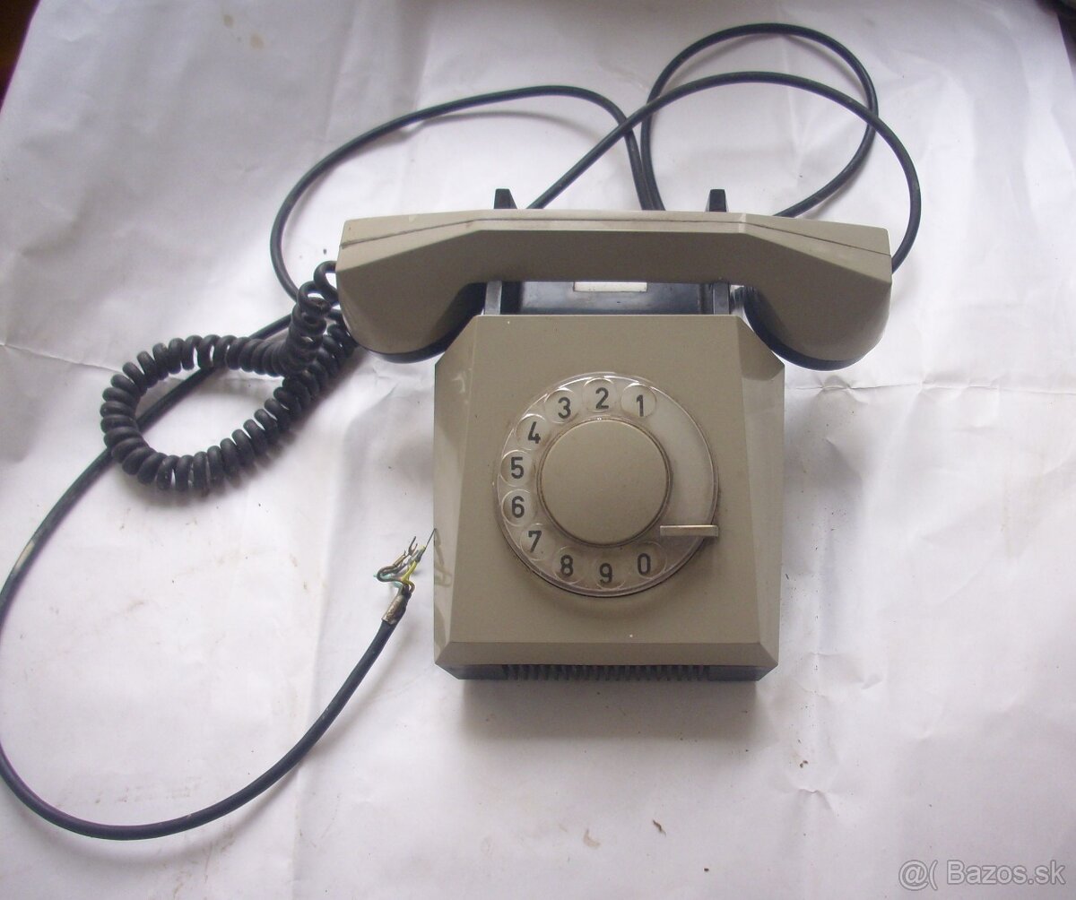 Starý telefón tesla z 1973