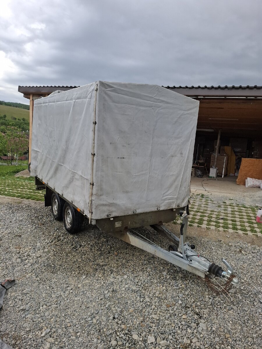 Predam brzdený prives s plachtou Knott