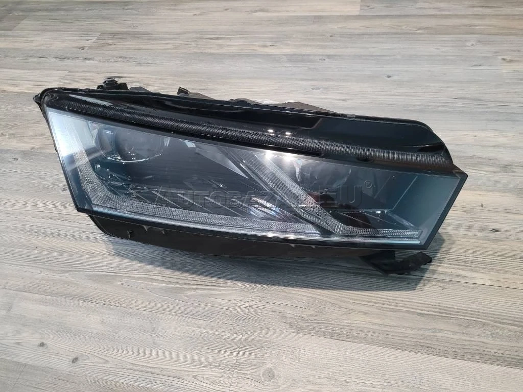 SKODA OCTAVIA 4 PRAVE SVETLO LED