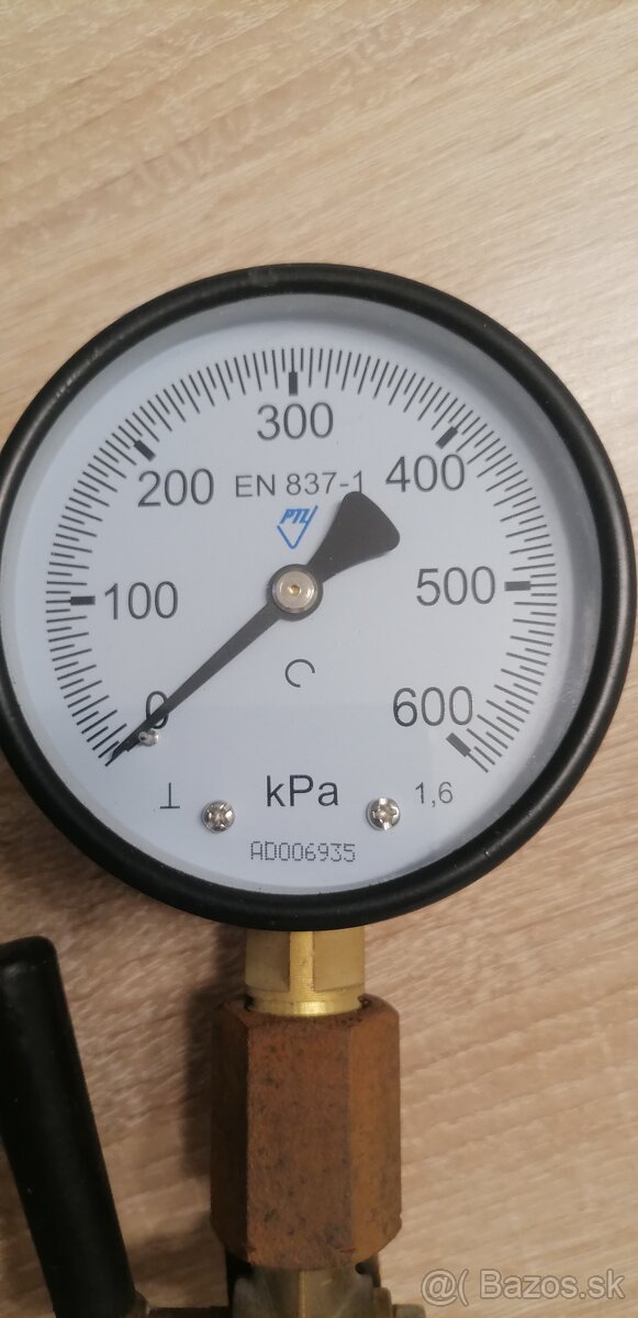 Predam manometer FN 837-1 do 600kPa.