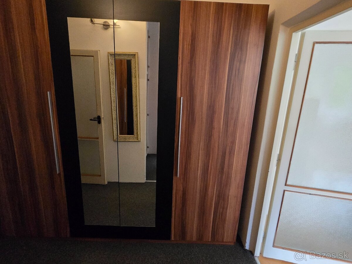 Predám veľkú dvojdielnu skriňu v perfektnom stave