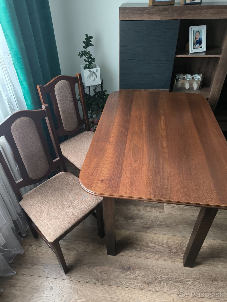 Kuchynský stôl + 4 stoličky