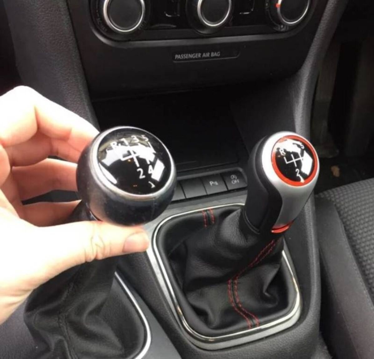 R36 GT kožená radiaca páka s BIELYM / ČERVENYM šitím