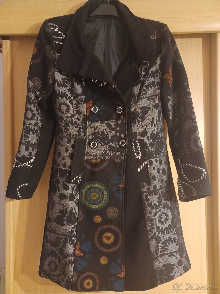 Kabát s aplikáciou