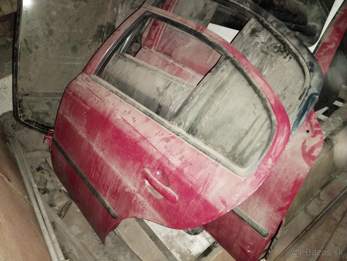 Dvere na viacero áut v texte