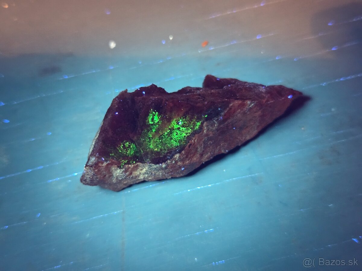Uránový minerál #2 - UV aktívny (Zimná voda, SR)