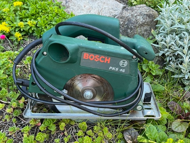 Okruzna pila Bosch,vrtacka Black Decker,vysavac listia a ine