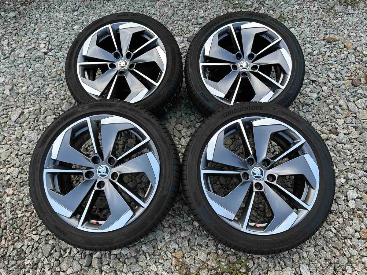 Alu disky s pneu 18" škoda originál 4ks letné