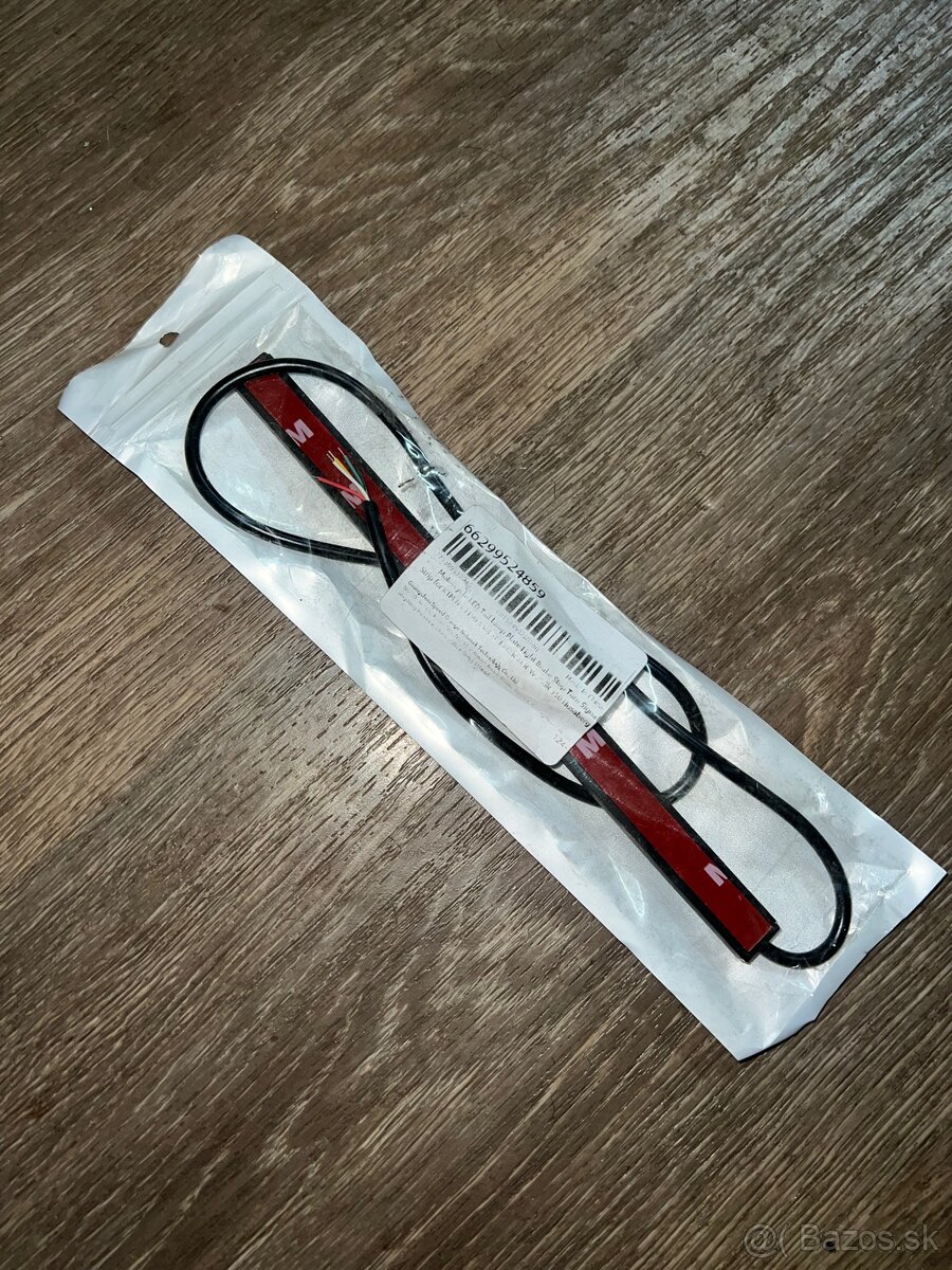 Zadný červený LED pásik na motorku